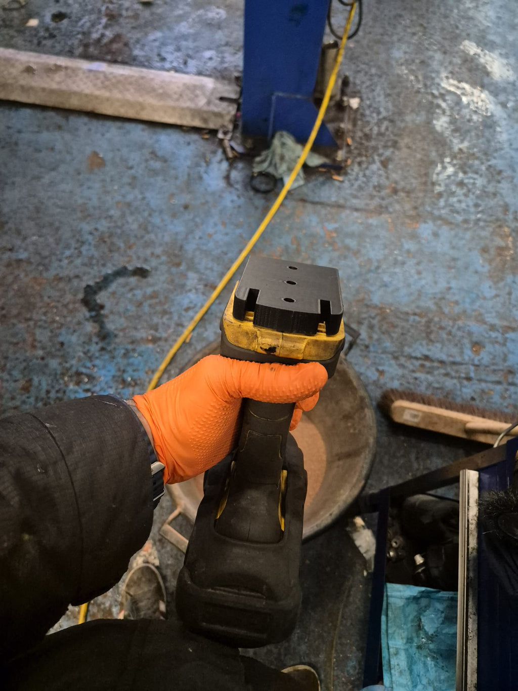 Dewalt 54v tool and battery holder (big guns) x2 tool x2 battery