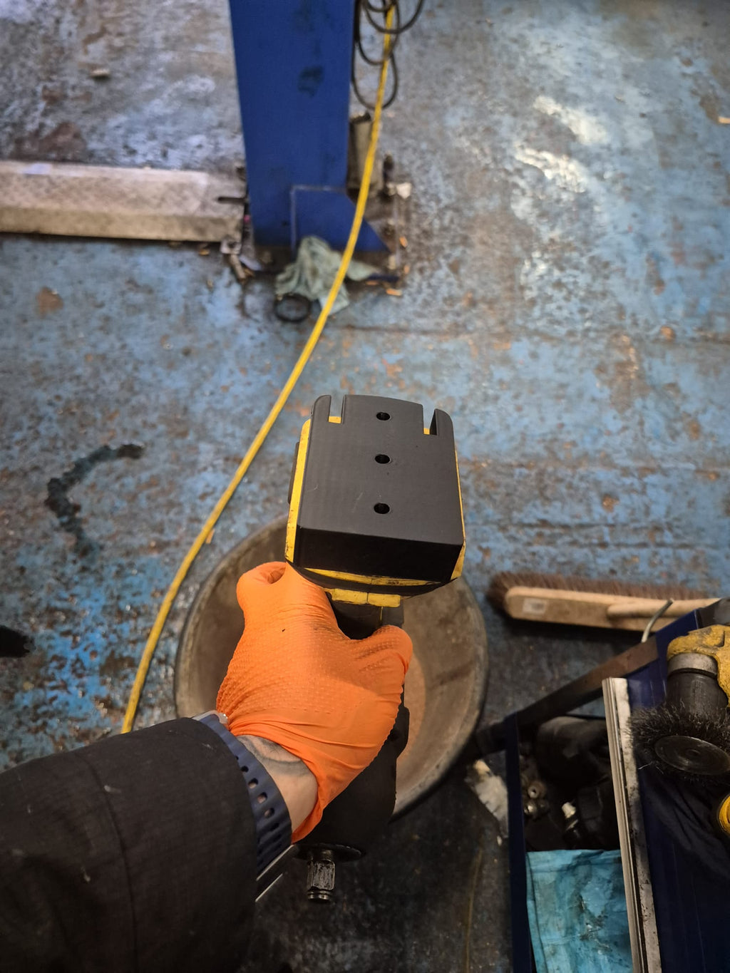 Dewalt 54v tool and battery holder (big guns) x2 tool x2 battery