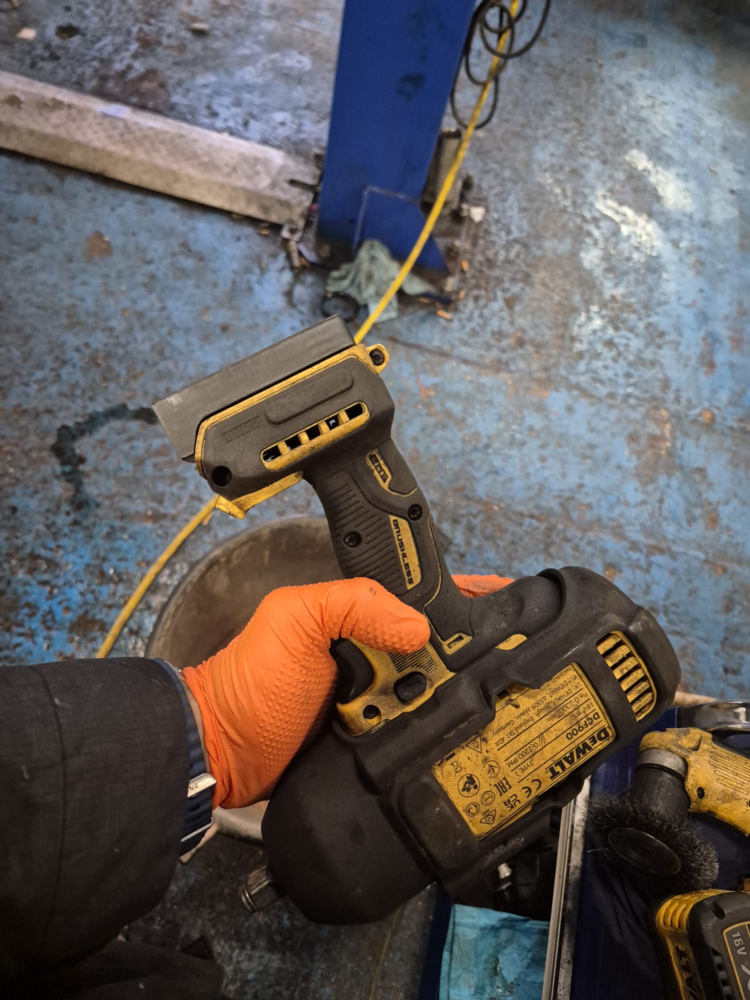 Dewalt 54v tool and battery holder (big guns) x2 tool x2 battery